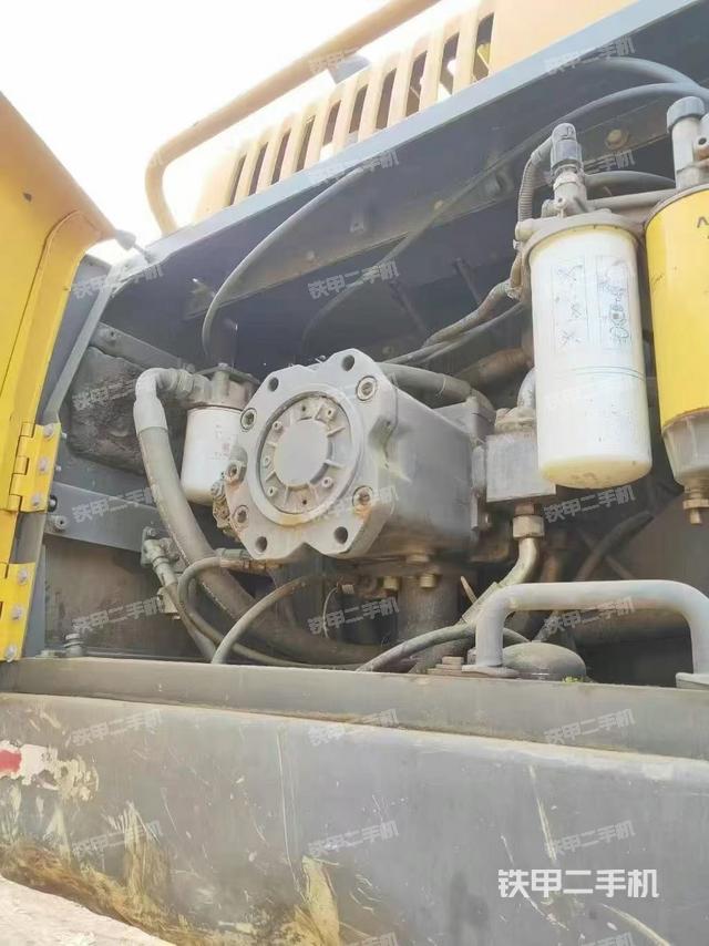 液压泵舱室正面整体（整机外观）