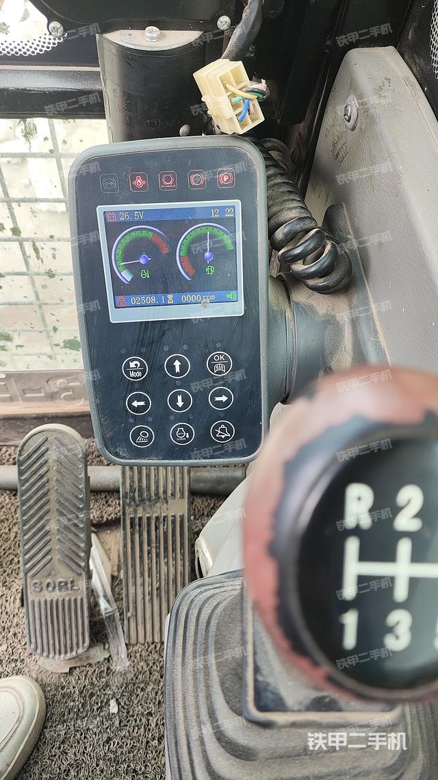 回转马达和主控阀（整机外观）