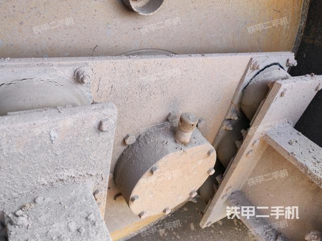 后輪右側(cè)全景（壓路機(jī)前后車架）