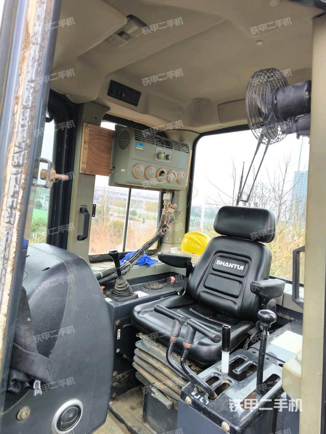 駕駛室內部全景（推土機駕駛室）