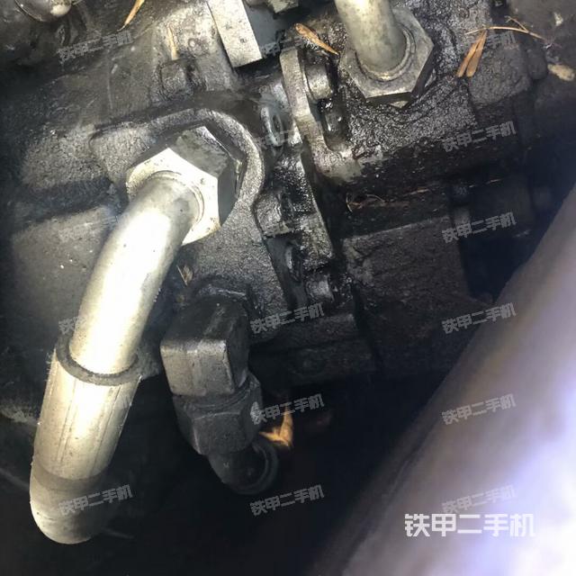 液壓泵艙室正面整體(整機外觀) 液壓泵艙室正面整體(整機外觀)