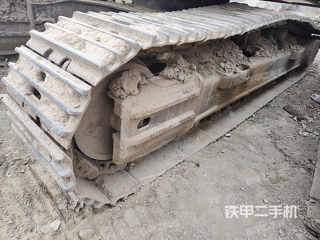 單側(cè)履帶整體(整機(jī)外觀) 單側(cè)履帶整體(整機(jī)外觀)