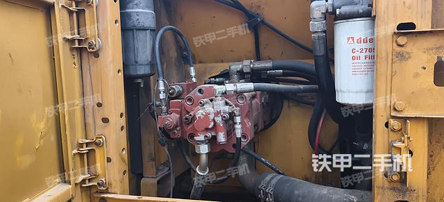 液壓泵艙室正面整體（整機外觀）