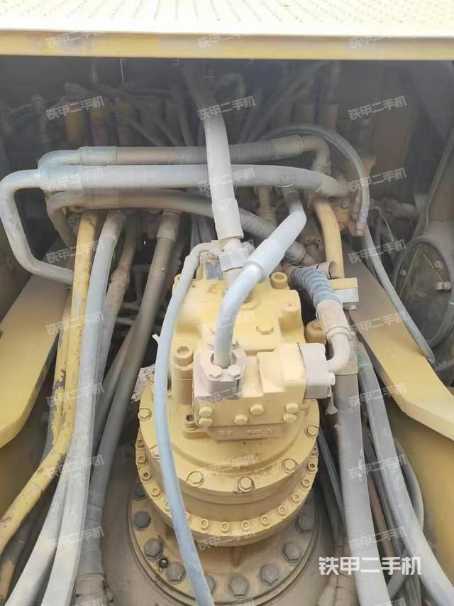 回轉(zhuǎn)馬達(dá)和主控閥（整機(jī)外觀）