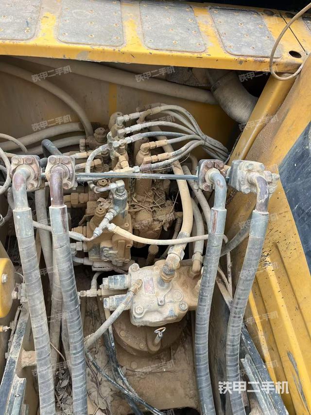 回轉(zhuǎn)馬達(dá)和主控閥(整機(jī)外觀) 回轉(zhuǎn)馬達(dá)和主控閥(整機(jī)外觀)