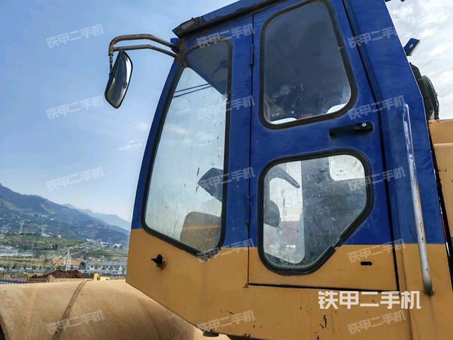 正后側(cè)（壓路機(jī)前后車架）