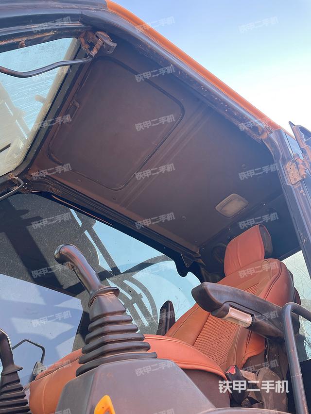 驾驶室顶部（整机外观）