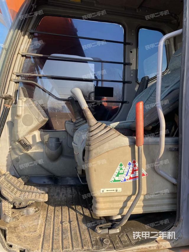 駕駛室整體(整機(jī)外觀) 駕駛室整體(整機(jī)外觀)