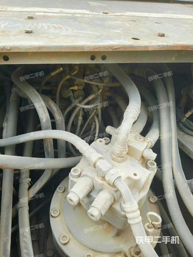 回轉(zhuǎn)馬達和主控閥(整機外觀) 回轉(zhuǎn)馬達和主控閥(整機外觀)