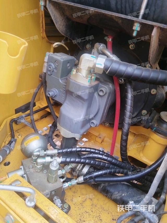 液壓泵艙室正面整體（整機外觀）