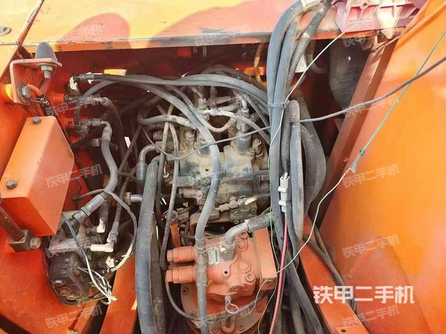 回轉(zhuǎn)馬達(dá)和主控閥(整機(jī)外觀(guān)) 回轉(zhuǎn)馬達(dá)和主控閥(整機(jī)外觀(guān))