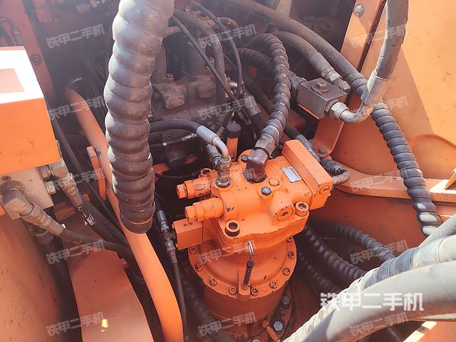 回轉(zhuǎn)馬達(dá)和主控閥（整機(jī)外觀）