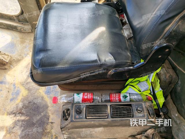 駕駛室頂蓬內(nèi)（壓路機(jī)駕駛室）