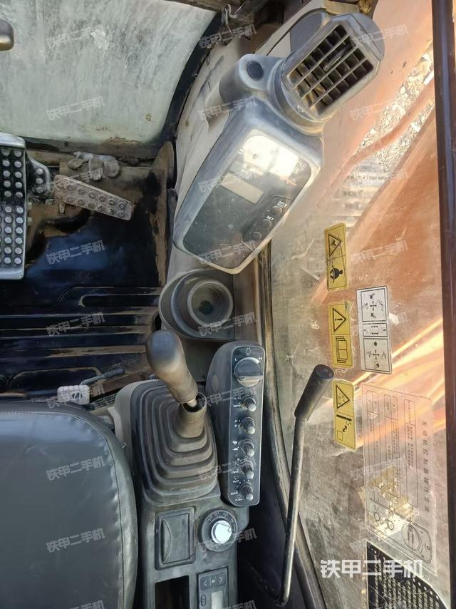 駕駛室頂部(整機外觀) 駕駛室頂部(整機外觀)