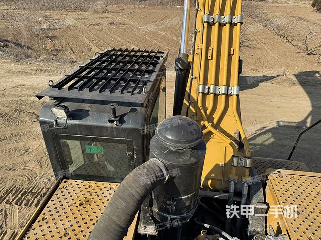 駕駛室頂部(整機(jī)外觀) 駕駛室頂部(整機(jī)外觀)