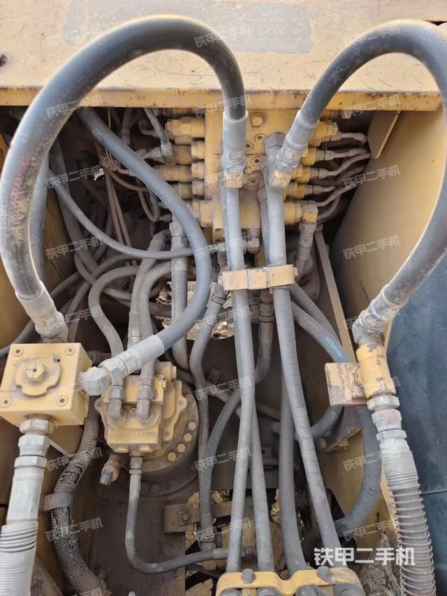 回轉(zhuǎn)馬達(dá)和主控閥（整機(jī)外觀）