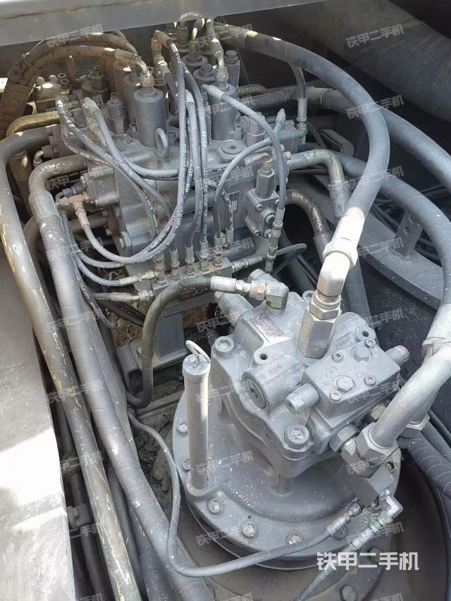 回转马达和主控阀（整机外观）