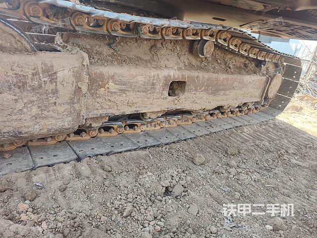 單側(cè)履帶整體(整機(jī)外觀) 單側(cè)履帶整體(整機(jī)外觀)