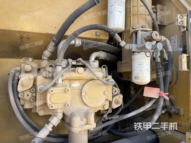 液壓泵艙室正面整體（整機(jī)外觀）