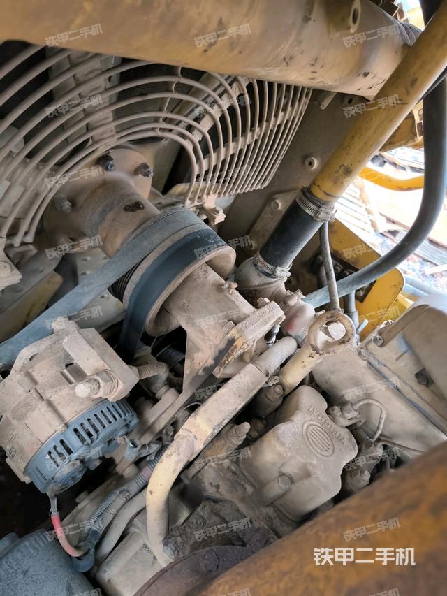 發(fā)動機左側(cè)全景（推土機發(fā)動機艙）