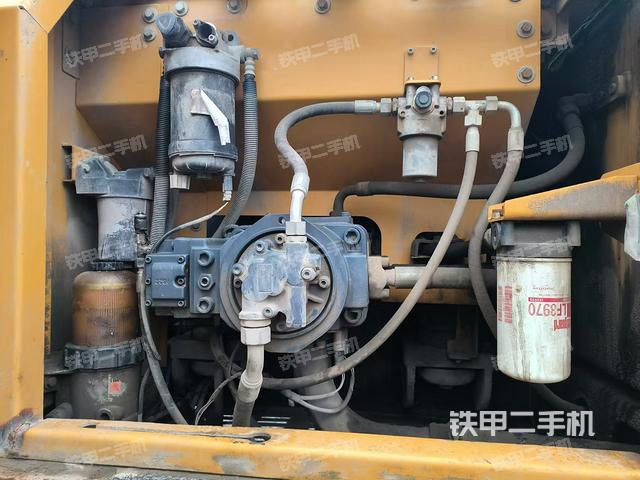 液压泵舱室正面整体（整机外观）