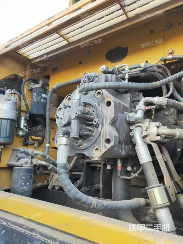 液壓泵艙室正面整體(整機(jī)外觀) 液壓泵艙室正面整體(整機(jī)外觀)