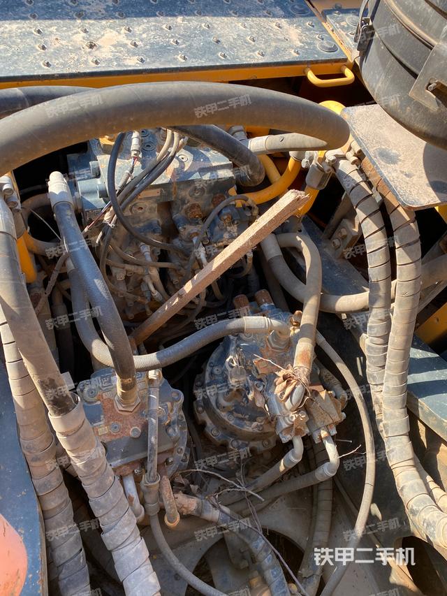 回转马达和主控阀（整机外观）