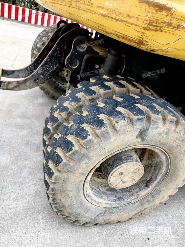 右驅動輪（行走機構）