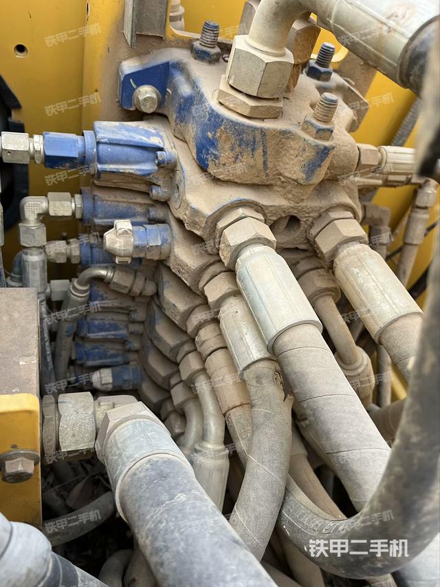 回轉(zhuǎn)馬達和主控閥(整機外觀) 回轉(zhuǎn)馬達和主控閥(整機外觀)