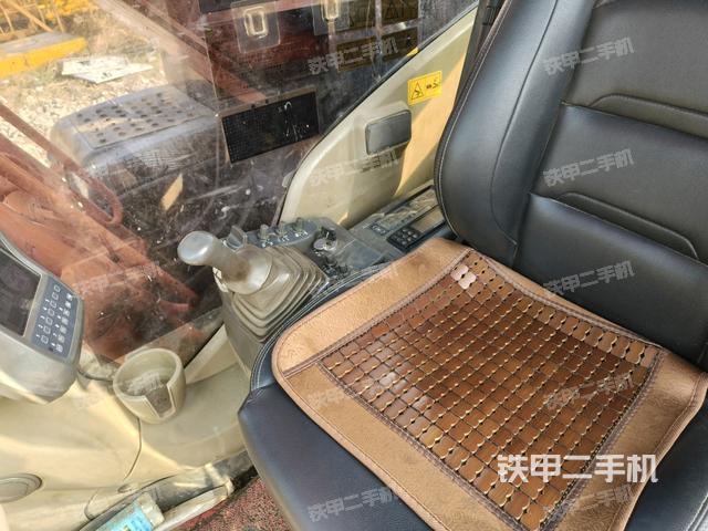 座椅右側(cè)控制臺/鑰匙門/油門/含右手柄（駕駛室部分）