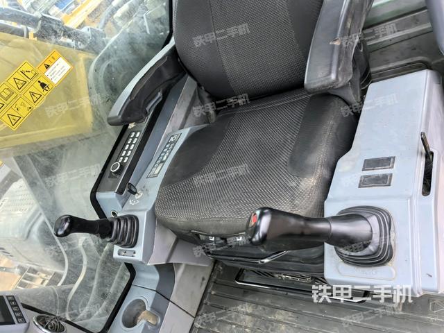 行走控制手柄和踏板?俯拍(駕駛室部分) 行走控制手柄和踏板?俯拍(駕駛室部分)
