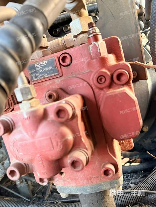 液壓泵艙室正面整體（整機外觀）