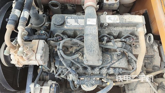 液压泵舱室正面整体（整机外观）