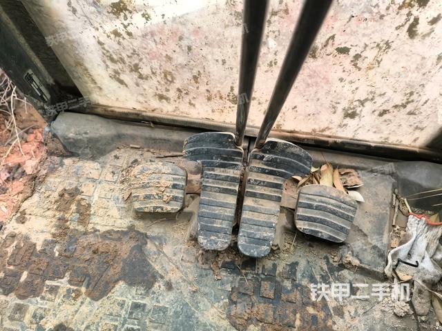 行走控制手柄和踏板?俯拍（駕駛室部分）