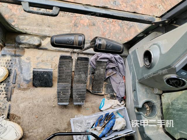 行走控制手柄和踏板?俯拍（駕駛室部分）