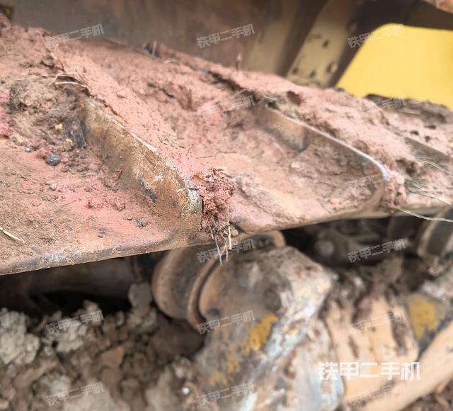 左側履帶全景（推土機底盤及工作裝置）