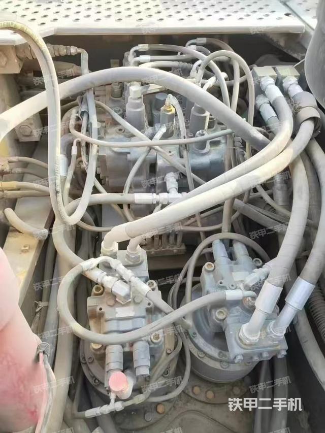 回转马达和主控阀（整机外观）