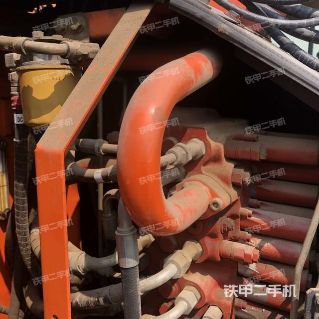 回轉(zhuǎn)馬達(dá)和主控閥（整機(jī)外觀）