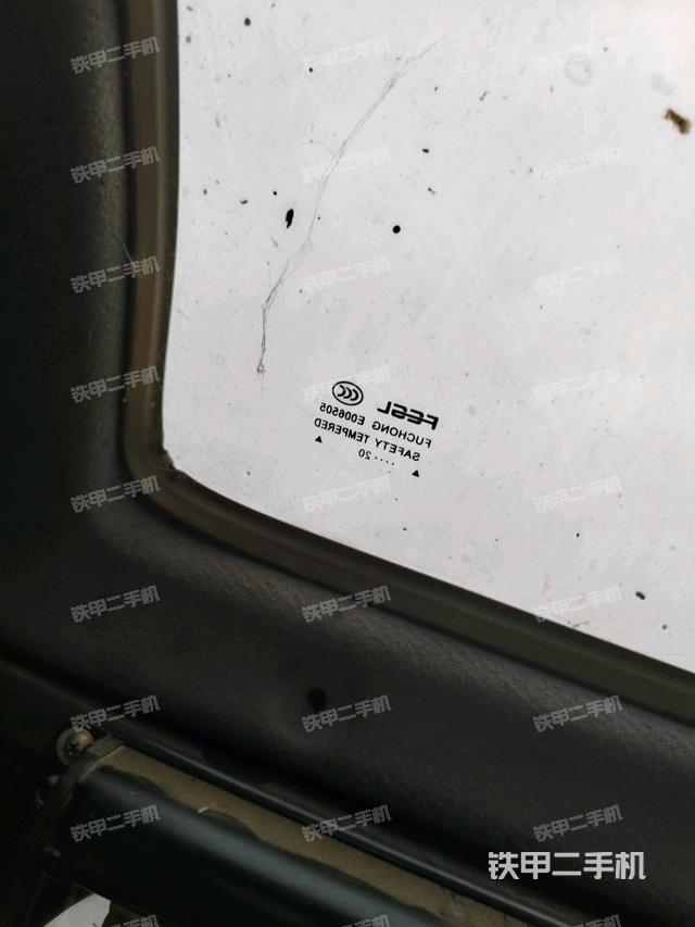 后窗玻璃角標（駕駛室部分）