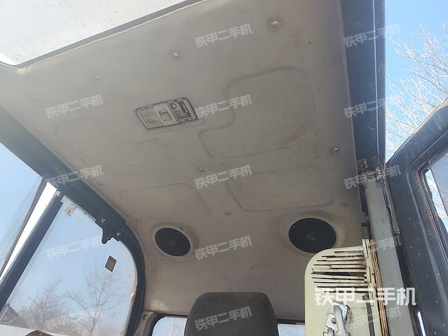 駕駛室頂部(整機(jī)外觀) 駕駛室頂部(整機(jī)外觀)