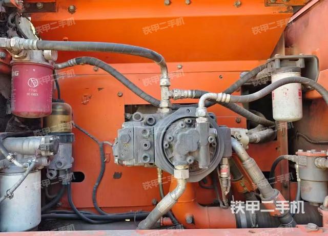 液压泵舱室正面整体（整机外观）