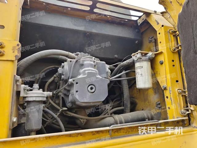 液壓泵艙室正面整體(整機(jī)外觀) 液壓泵艙室正面整體(整機(jī)外觀)