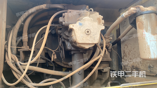 液壓泵艙室正面整體（整機外觀）