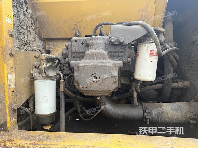 液压泵舱室正面整体（整机外观）