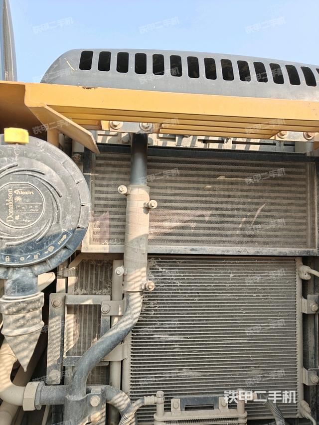 散熱器正面(大件艙室) 散熱器正面(大件艙室)