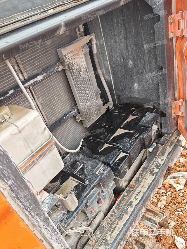 液壓泵艙室正面整體(整機(jī)外觀) 液壓泵艙室正面整體(整機(jī)外觀)