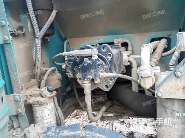 液壓泵艙室正面整體（整機外觀）