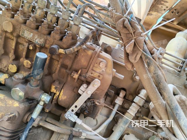 發(fā)動(dòng)機(jī)上部全景（壓路機(jī)發(fā)動(dòng)機(jī)艙）