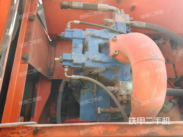 液压泵舱室正面整体（整机外观）