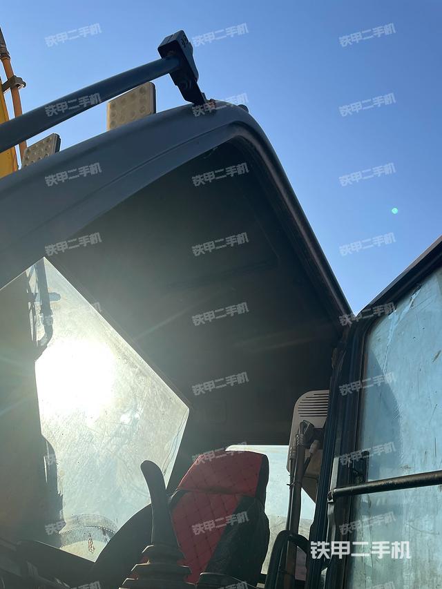 駕駛室頂部(整機外觀) 駕駛室頂部(整機外觀)